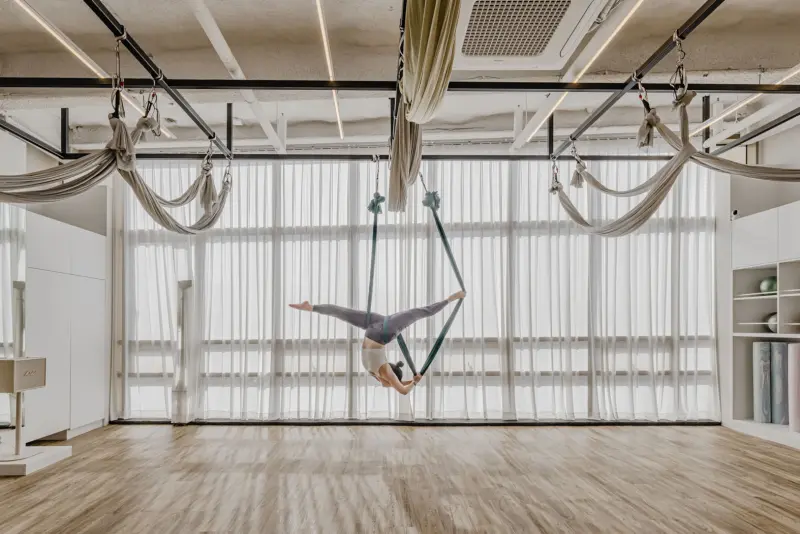 높은 층고의 프리미엄 에어리얼 요가 스튜디오